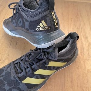 Adidas defiant Marimekko pattern tennis shoe.